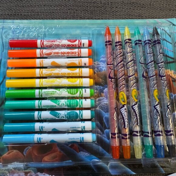 Crayola Finding Dory Art Kit Over 40 Pieces Markers Twistables Colour Kit Kids - Picture 4 of 9
